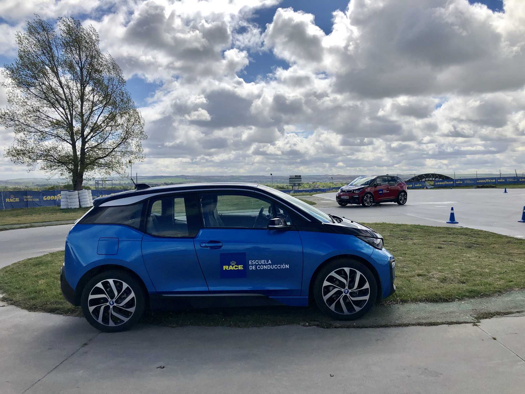La primera edición del curso de vehículos eléctricos de la Escuela RACE de Conducción junto a BMW, cierra con éxito de participación