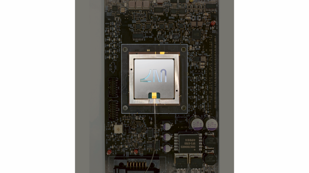 Computación con luz: el chip Envise de Lightmatter utiliza fotones en lugar de electrones para calcular redes neuronales. Los datos de entrada y salida son suministrados y recibidos por electrónica convencional.